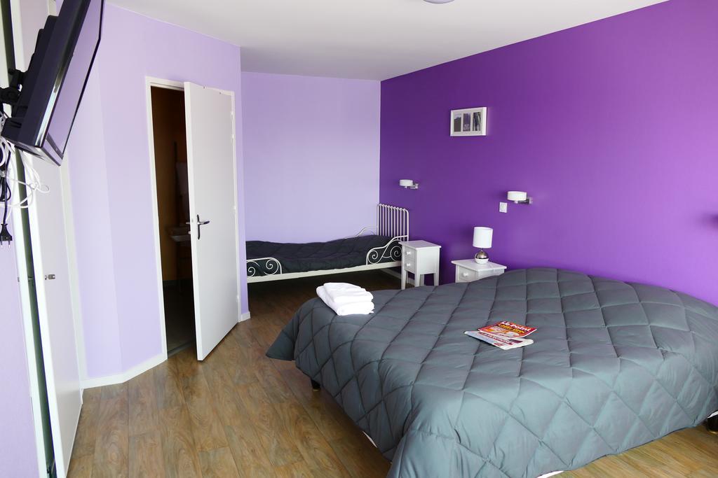 Logis La Rose Des Vents Hotel Volvic Room photo