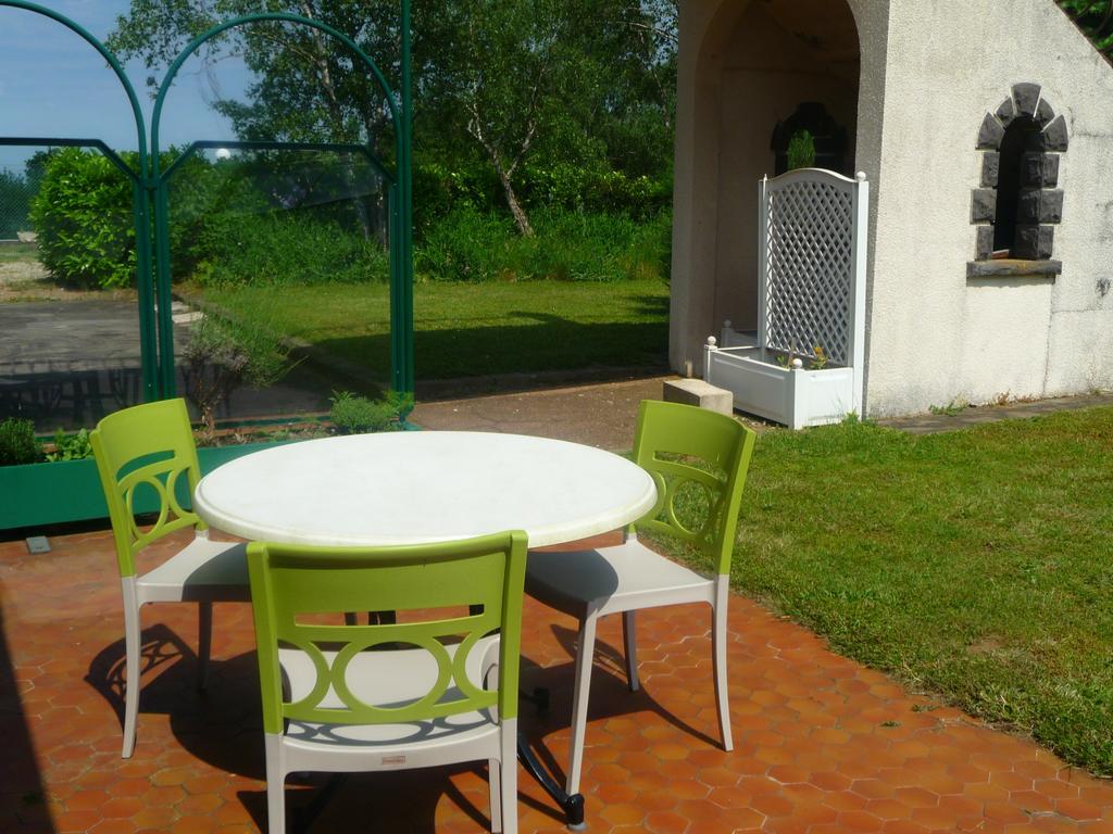 Logis La Rose Des Vents Hotel Volvic Exterior photo