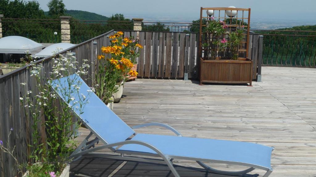 Logis La Rose Des Vents Hotel Volvic Exterior photo