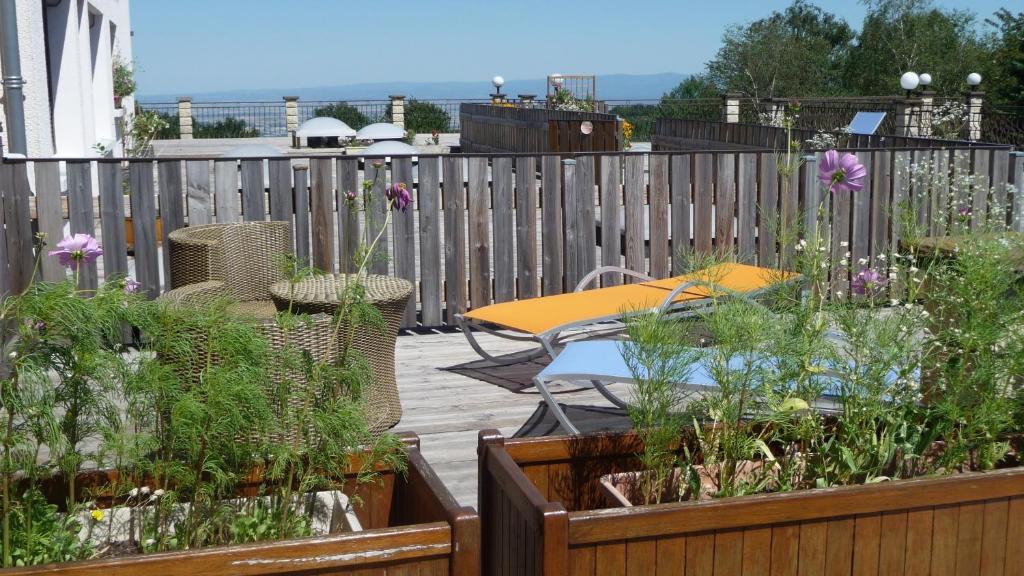 Logis La Rose Des Vents Hotel Volvic Exterior photo