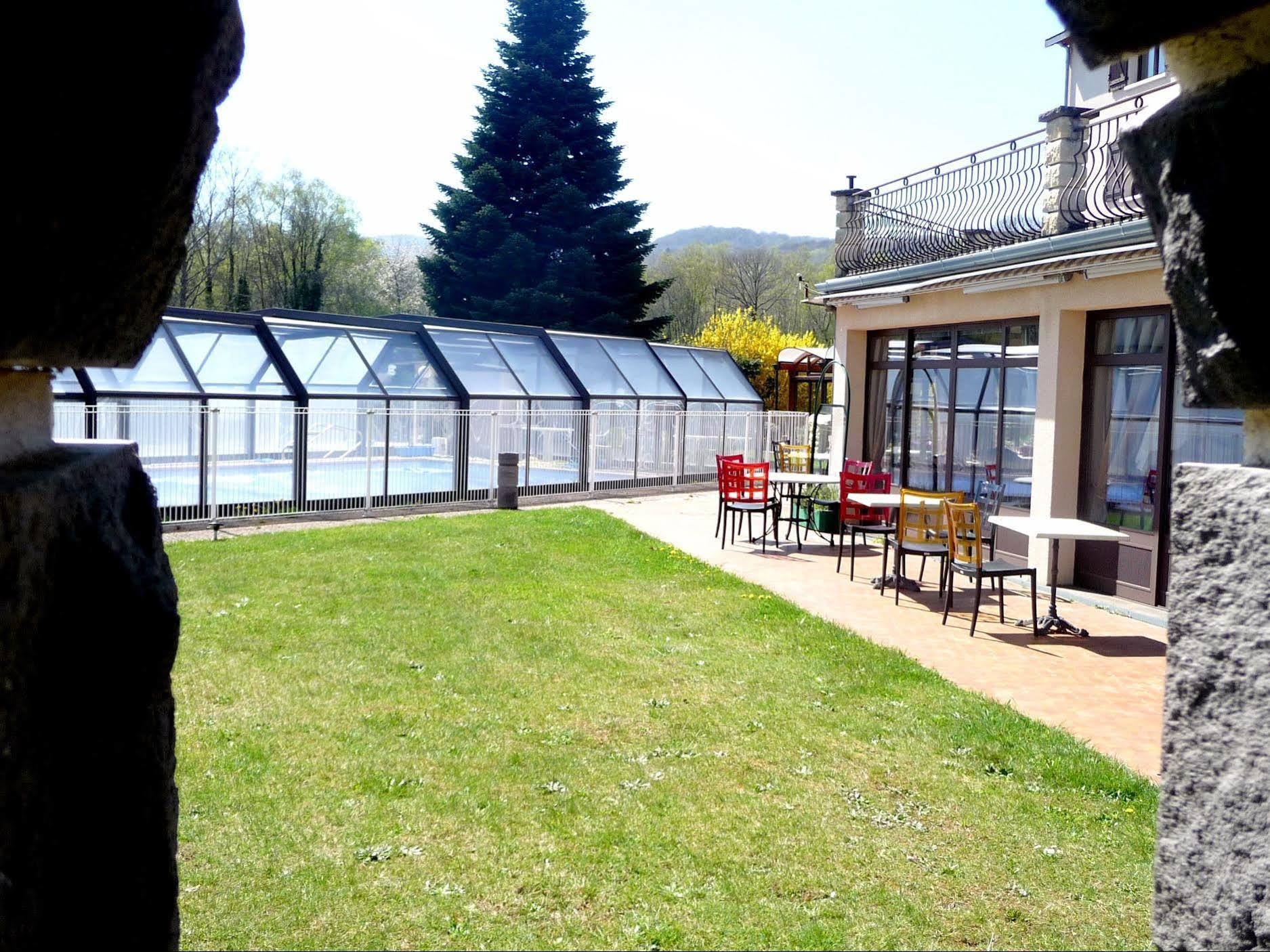 Logis La Rose Des Vents Hotel Volvic Exterior photo