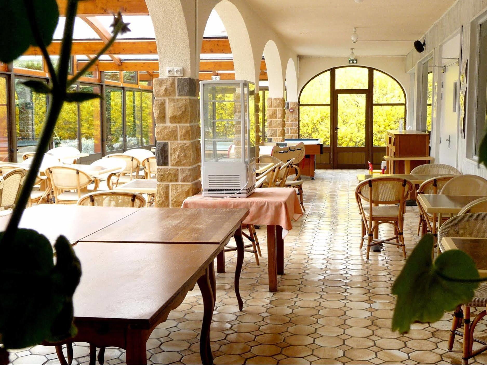 Logis La Rose Des Vents Hotel Volvic Exterior photo