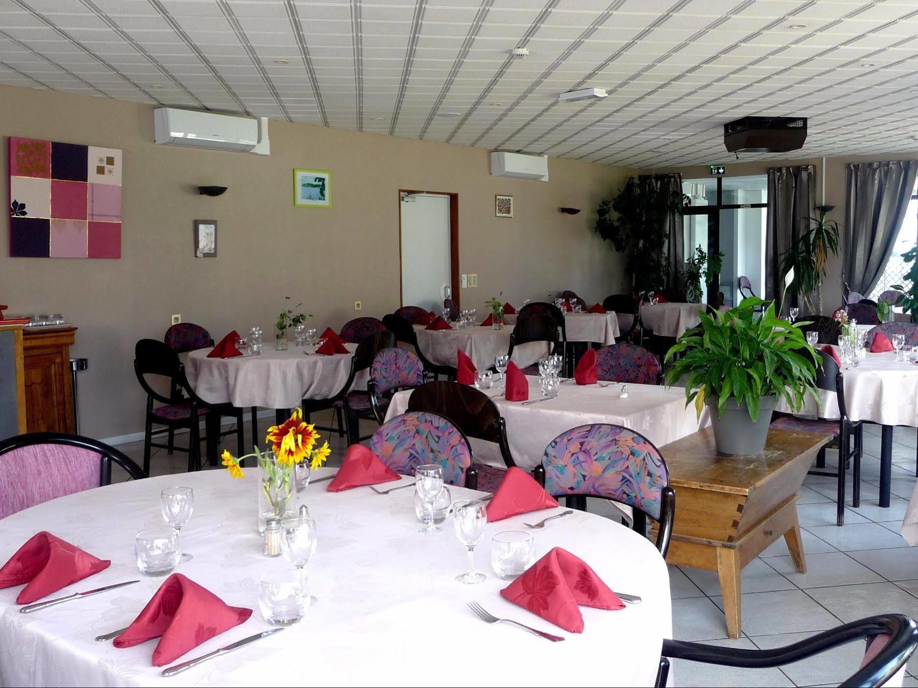 Logis La Rose Des Vents Hotel Volvic Exterior photo
