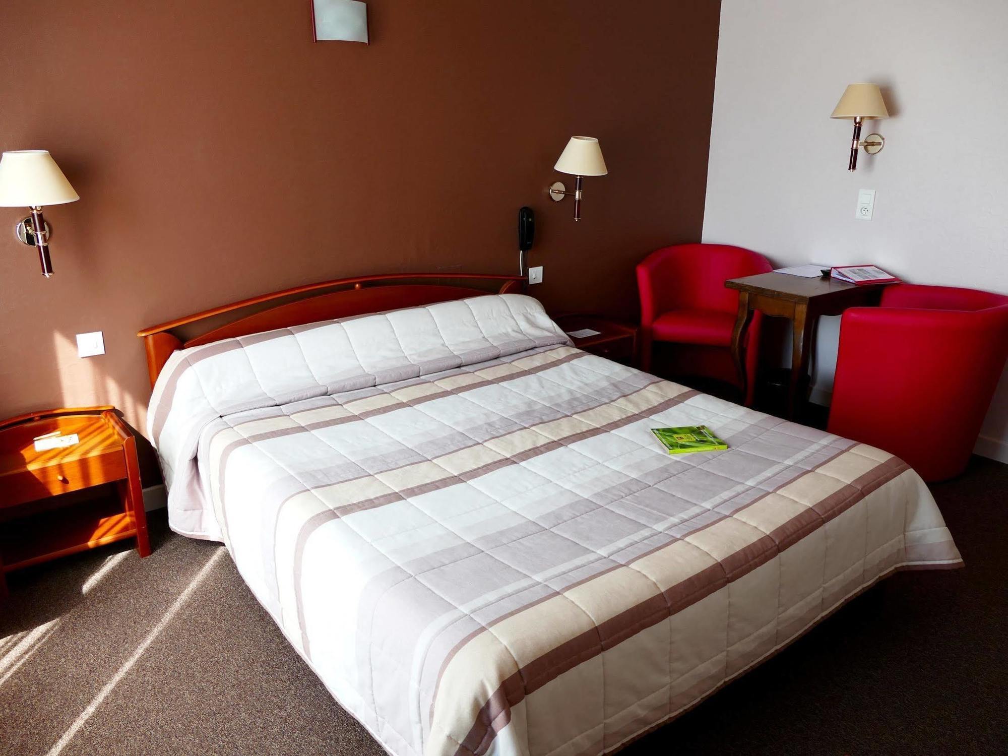 Logis La Rose Des Vents Hotel Volvic Exterior photo