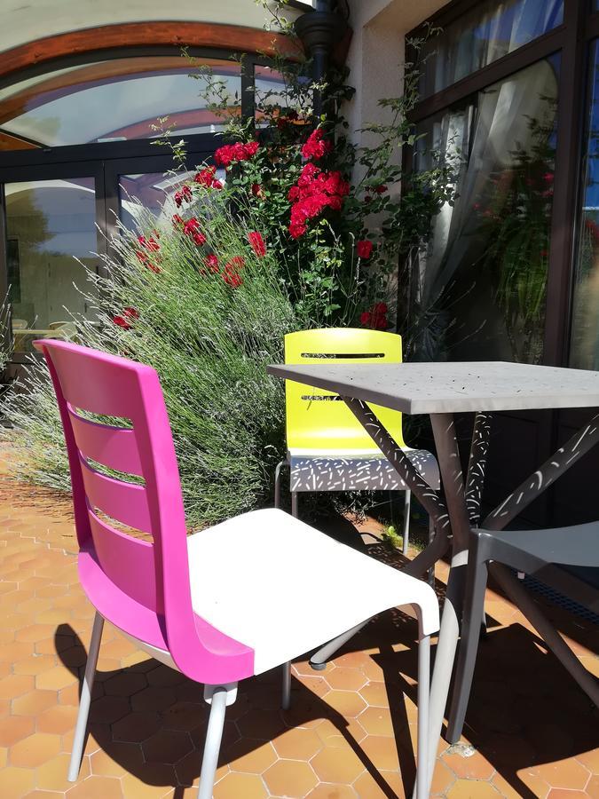 Logis La Rose Des Vents Hotel Volvic Exterior photo