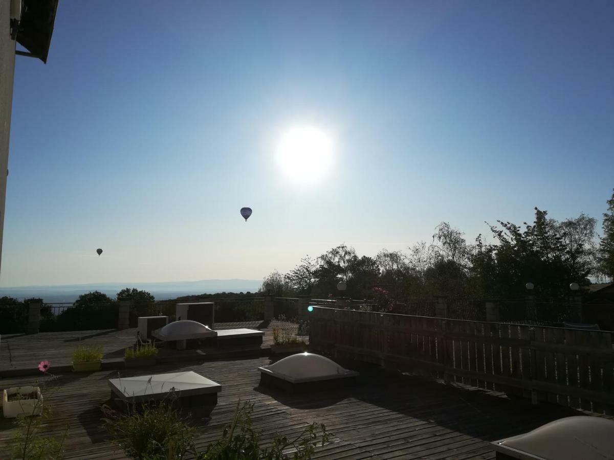 Logis La Rose Des Vents Hotel Volvic Exterior photo